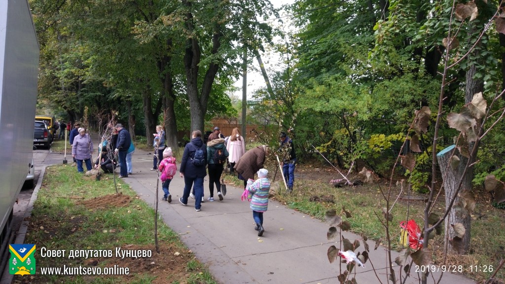 Депутаты организовали и приняли участие в субботнике в Рублёво 4