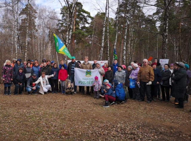 13 апреля депутаты приняли участие в субботнике.