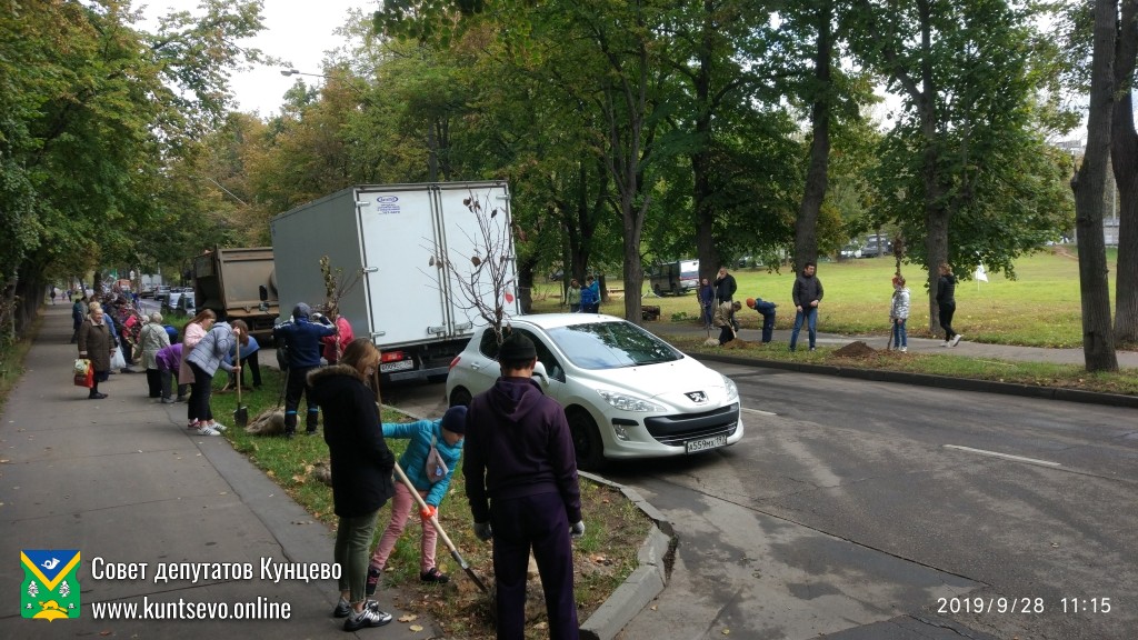 Депутаты организовали и приняли участие в субботнике в Рублёво 3
